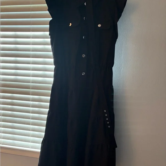 Elegant Black Sleeveless Dress - Picture 3 of 7